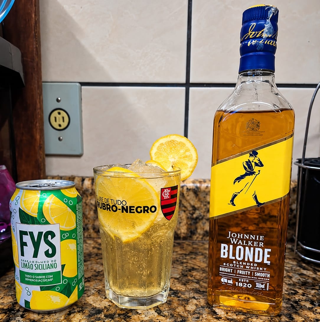 Fotografia do coquetel Blonde Highball Citrus