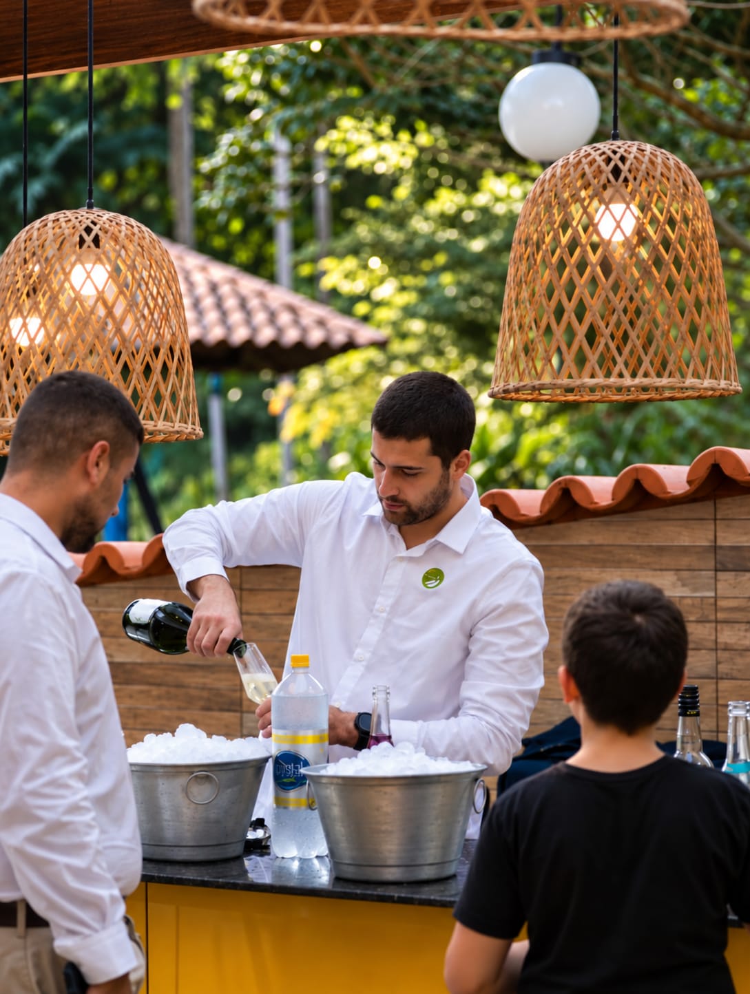 Igor Tuler preparando um drink